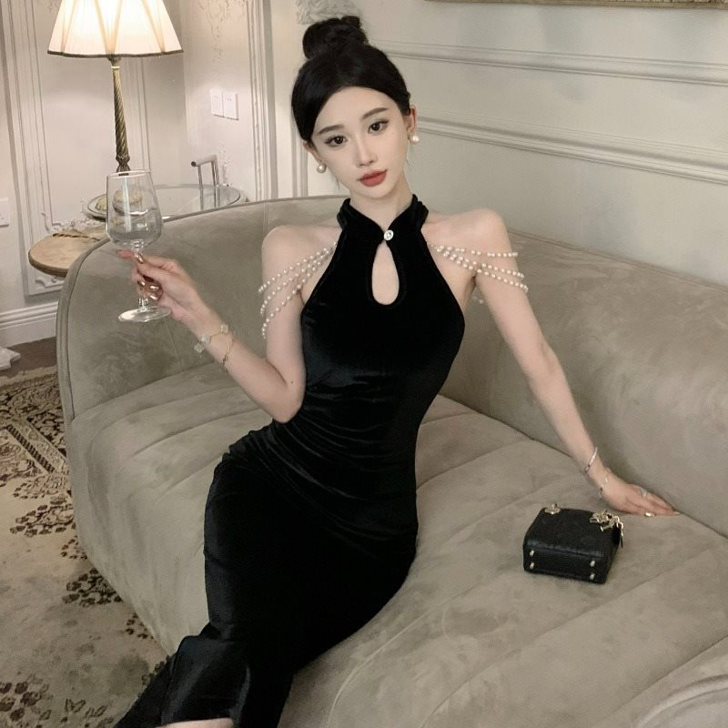 春先の女性のためのセクシーな新しい風改良ベルベットチャイナドレスイブニングドレスロイヤルシスター気質スリムホルターネックドレス