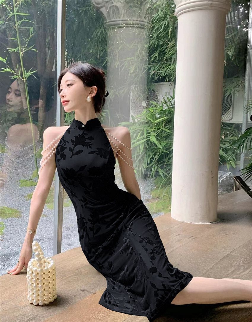 春先の女性のためのセクシーな新しい風改良ベルベットチャイナドレスイブニングドレスロイヤルシスター気質スリムホルターネックドレス