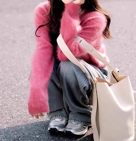 レディース トップス ニット セーター 長袖 クルーネック フェミニン ストリート ふわふわ かわいい 大人可愛い きれいめ シンプル カジュアル おしゃれ ガーリー ラブリー キュート