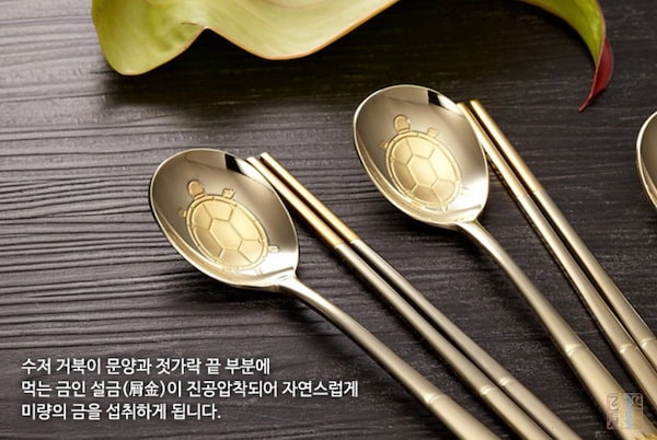Qoo10] 仁賢工房 韓国 長寿亀の雪金スプーン + 箸 +
