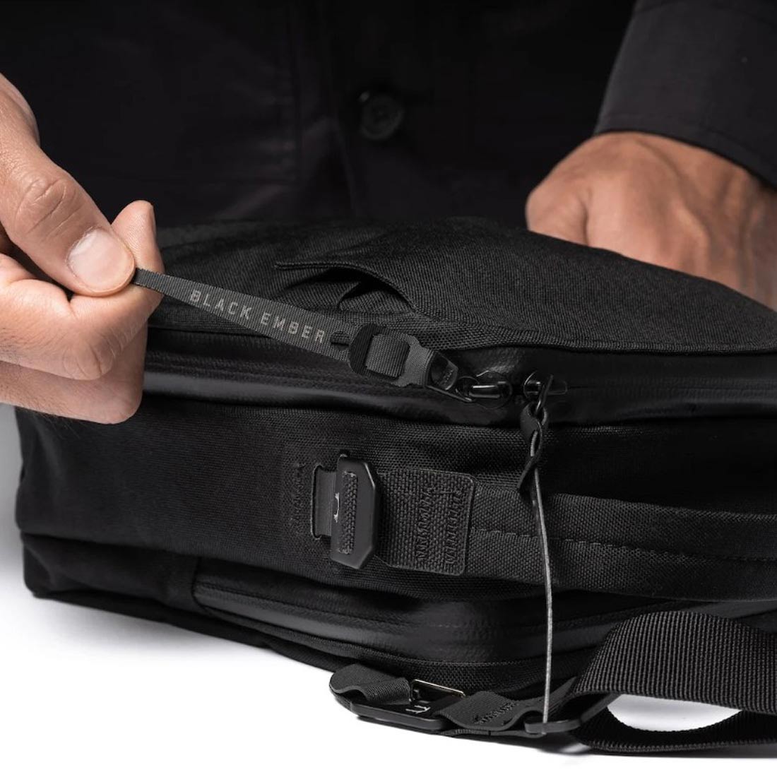Black Ember コンパック ショルダーバッグ ボディバッグ ポーチ 多機能 ガジェット オーガナイザー ブラック 旅行 KOMPAK 5L 90000_10