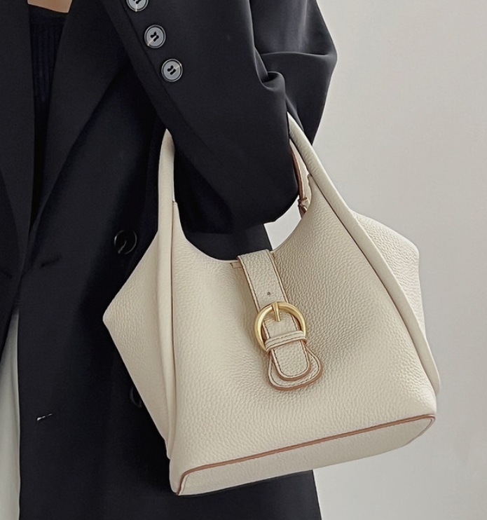 ハンドバック ショルダーバック 2WAYベルトバッグ 金具ベルト 韓国 レディース オルチャン 白 斜め掛けバッグ 通勤バッグ 肩がけ 手持ち シンプル 無地 お出かけ レトロ 使いやすい