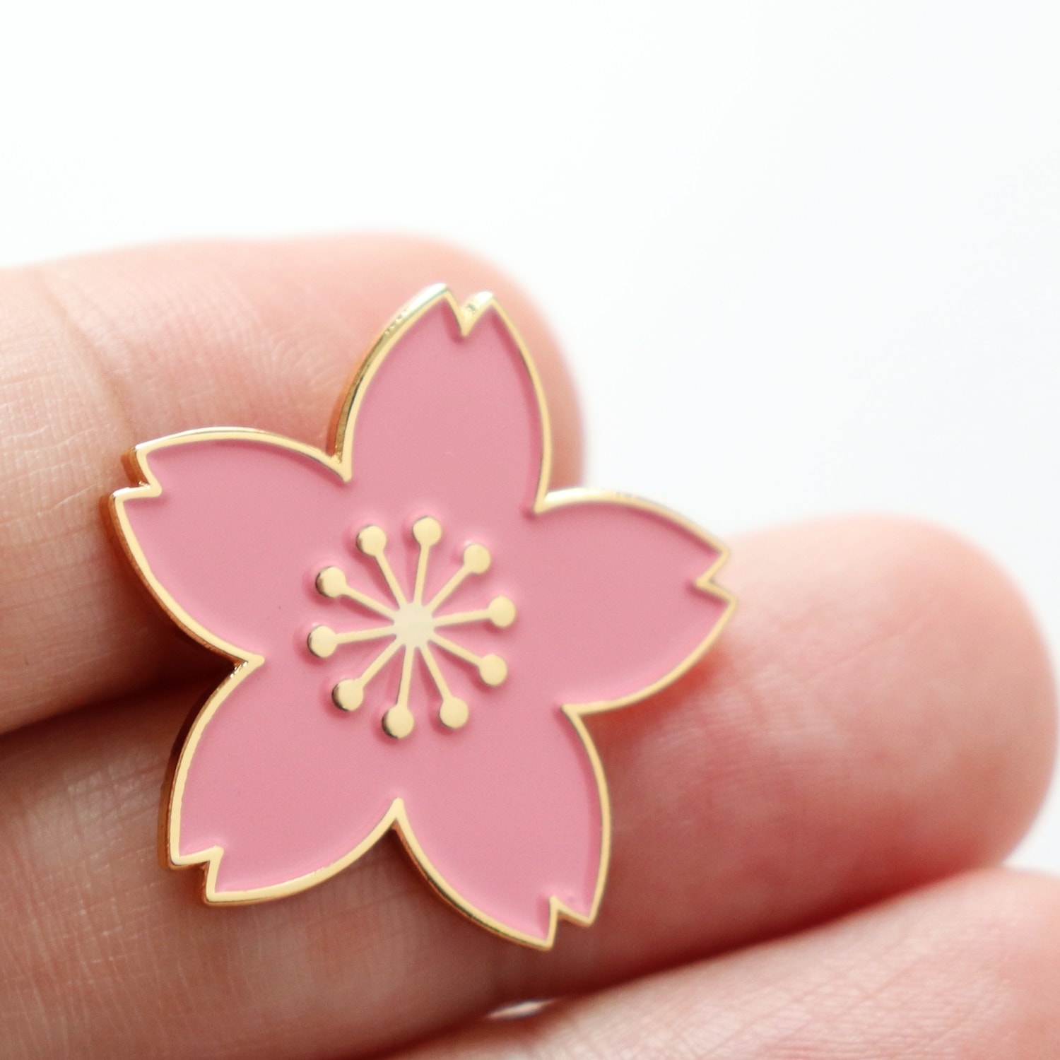 Qoo10] SunAge 桜 ピンバッジ 桜の花びらをデザインした