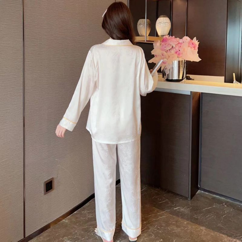 【2025新品登场快速出荷】気質 開き襟 外出着用可能 生地が柔らかく快適です セットアップ ルームウェア お肌に優しい 滑らか トップス+ズボン 薄手 レトロ 高級感 新作シルクような生地パジャマ 【2025新品登场快速出荷】気質 開き襟 外出着用可能 生地が柔らかく快適です セットアップ ルームウェア お肌に優しい 滑らか トップス+ズボン 薄手 レトロ 高級感 新作シルクような生地パジャマ
