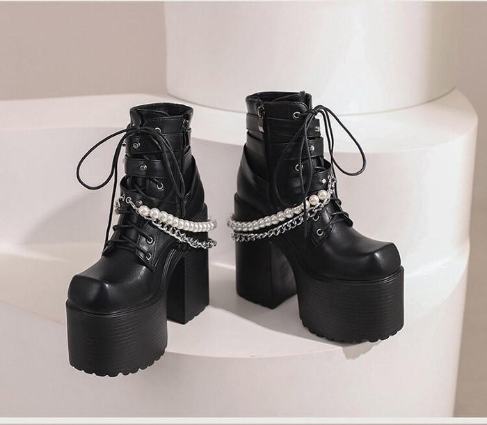 人気新作 厚底ブーツ レディース 大きいサイズ ショートブーツ 厚底 ハイヒール 編上げタイプ ベルト付き かっこいい ロックスタイル リベット ブーティー ベルト メタルロック 脚長効果 美足 PU 人気新作 厚底ブーツ レディース 大きいサイズ ショートブーツ 厚底 ハイヒール 編上げタイプ ベルト付き かっこいい ロックスタイル リベット ブーティー ベルト メタルロック 脚長効果 美足 PU