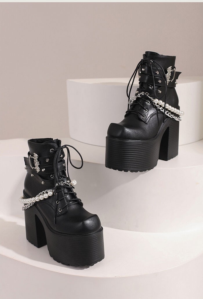 人気新作 厚底ブーツ レディース 大きいサイズ ショートブーツ 厚底 ハイヒール 編上げタイプ ベルト付き かっこいい ロックスタイル リベット ブーティー ベルト メタルロック 脚長効果 美足 PU 人気新作 厚底ブーツ レディース 大きいサイズ ショートブーツ 厚底 ハイヒール 編上げタイプ ベルト付き かっこいい ロックスタイル リベット ブーティー ベルト メタルロック 脚長効果 美足 PU