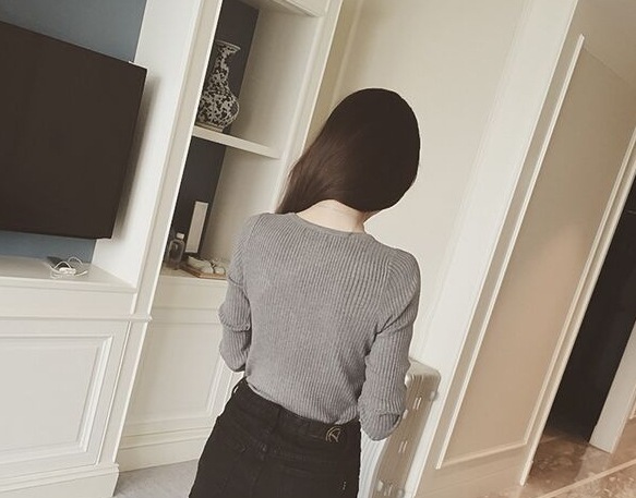 秋 セクシー スリム V ネック ボタン 秋 冬 タイト セーター ニット ボトリング シャツ 薄い セクション シック トップ 女性 トップス 袖あり 長袖 Vネック かわいい 大人可愛い