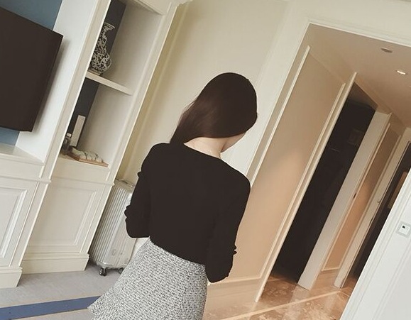 秋 セクシー スリム V ネック ボタン 秋 冬 タイト セーター ニット ボトリング シャツ 薄い セクション シック トップ 女性 トップス 袖あり 長袖 Vネック かわいい 大人可愛い