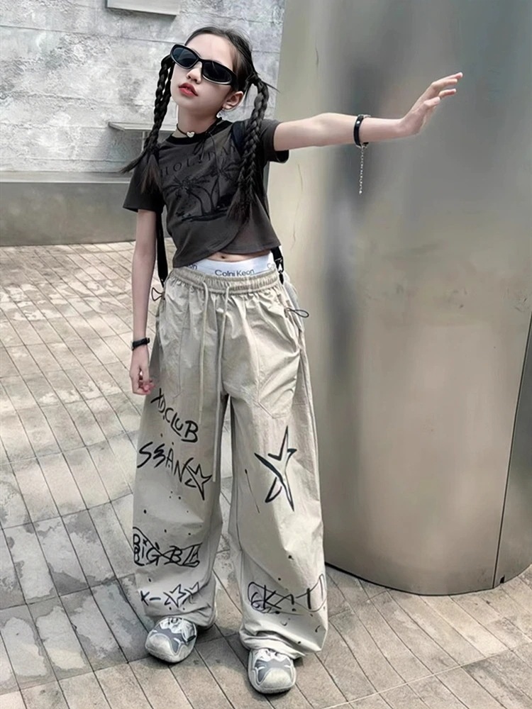 女の子のクールな格好のスーツ2025新型の夏の女の子の不規則な半袖のtシャツの子供のストレートなズボンの揚げ物の2つのセット