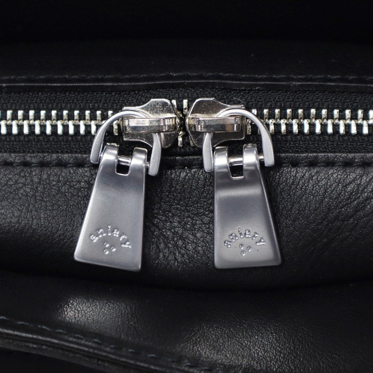 正規取扱店 レディース メンズ ファスナー付き 本革 革 横型 舟形 小さめ 軽量 軽い 日本製 A5 Artisan Leather Tote 36-02001 正規取扱店 レディース メンズ ファスナー付き 本革 革 横型 舟形 小さめ 軽量 軽い 日本製 A5 Artisan Leather Tote 36-02001