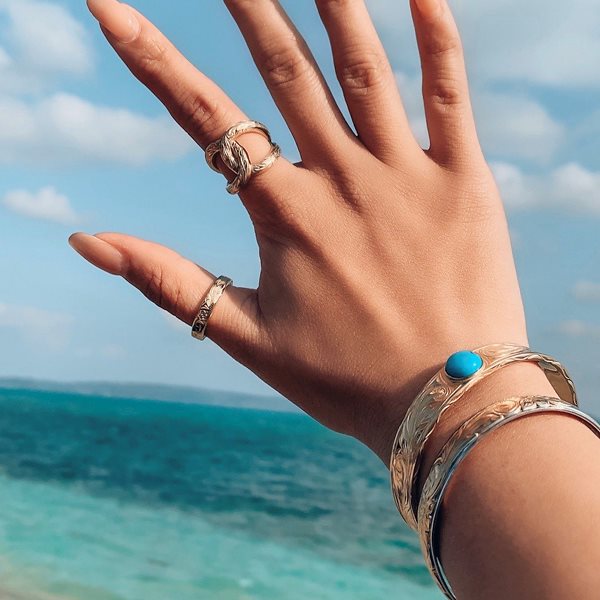 ハワイアンジュエリー バングル ターコイズ カレイキニ スクロール レディース メンズ 金属アレルギー対応 サージカル ステンレス プレゼント ハワイアンジュエリー バングル ターコイズ カレイキニ スクロール レディース メンズ 金属アレルギー対応 サージカル ステンレス プレゼント