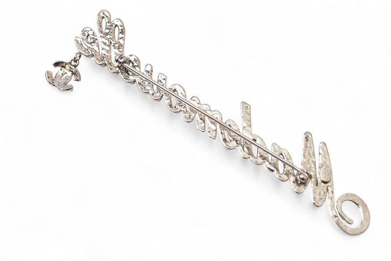 ブローチ ピンブローチ マドモアゼル/ロゴ ラインストーン ココ シルバー/ローズ 02【中古】 ブローチ ピンブローチ マドモアゼル/ロゴ ラインストーン ココ シルバー/ローズ 02【中古】