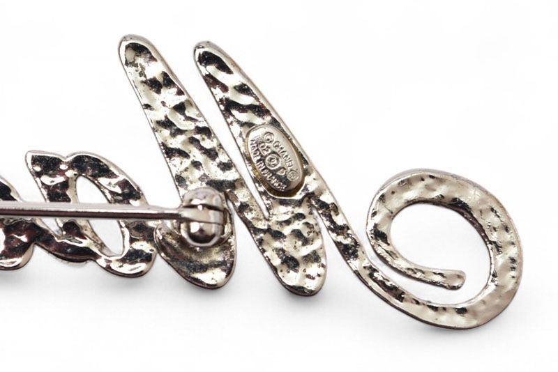 ブローチ ピンブローチ マドモアゼル/ロゴ ラインストーン ココ シルバー/ローズ 02【中古】 ブローチ ピンブローチ マドモアゼル/ロゴ ラインストーン ココ シルバー/ローズ 02【中古】