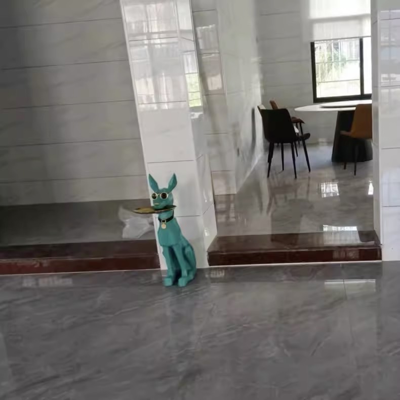 トレイを咥えたドーベルマンの装飾オブジェ 置物