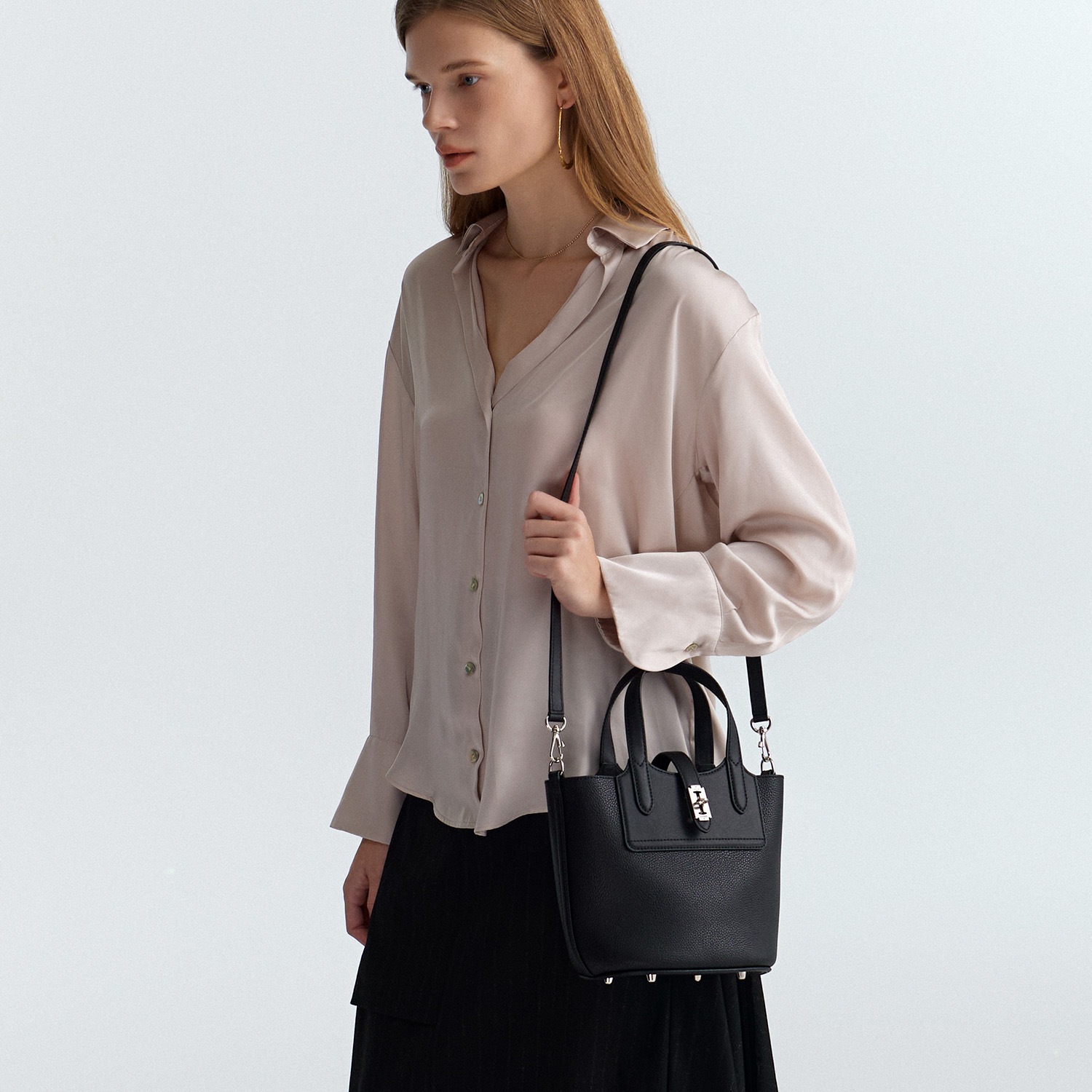 【VUNQUE】 FESTONE PILA LEATHER BUCKET S : BLACK 【VUNQUE】 FESTONE PILA LEATHER BUCKET S : BLACK