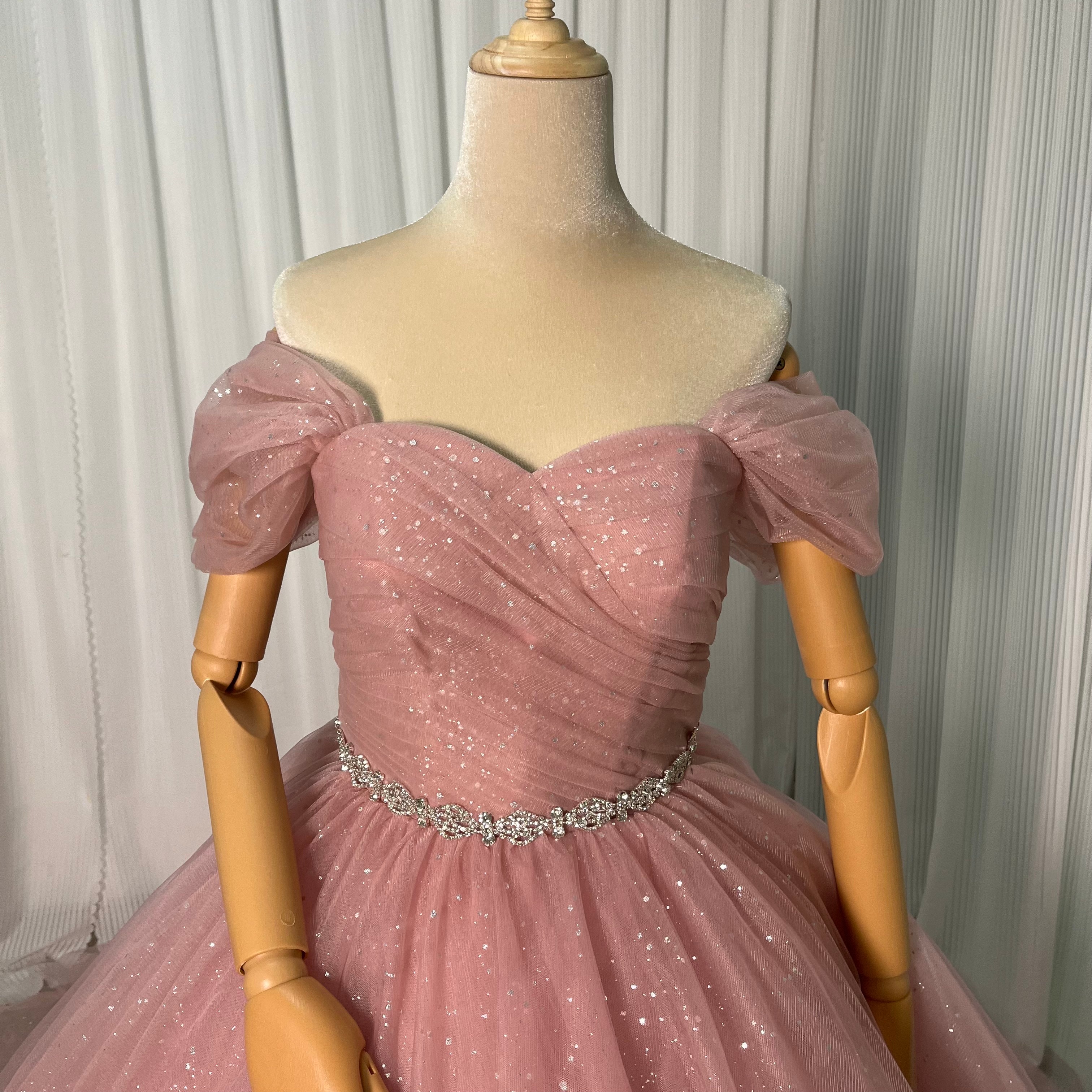 カラードレス ピンク オフショルダー ビジュードレス キラキラグリッターチュール 華やかなトレーン 編み上げ プリンセスライン55990 カラードレス ピンク オフショルダー ビジュードレス キラキラグリッターチュール 華やかなトレーン 編み上げ プリンセスライン55990