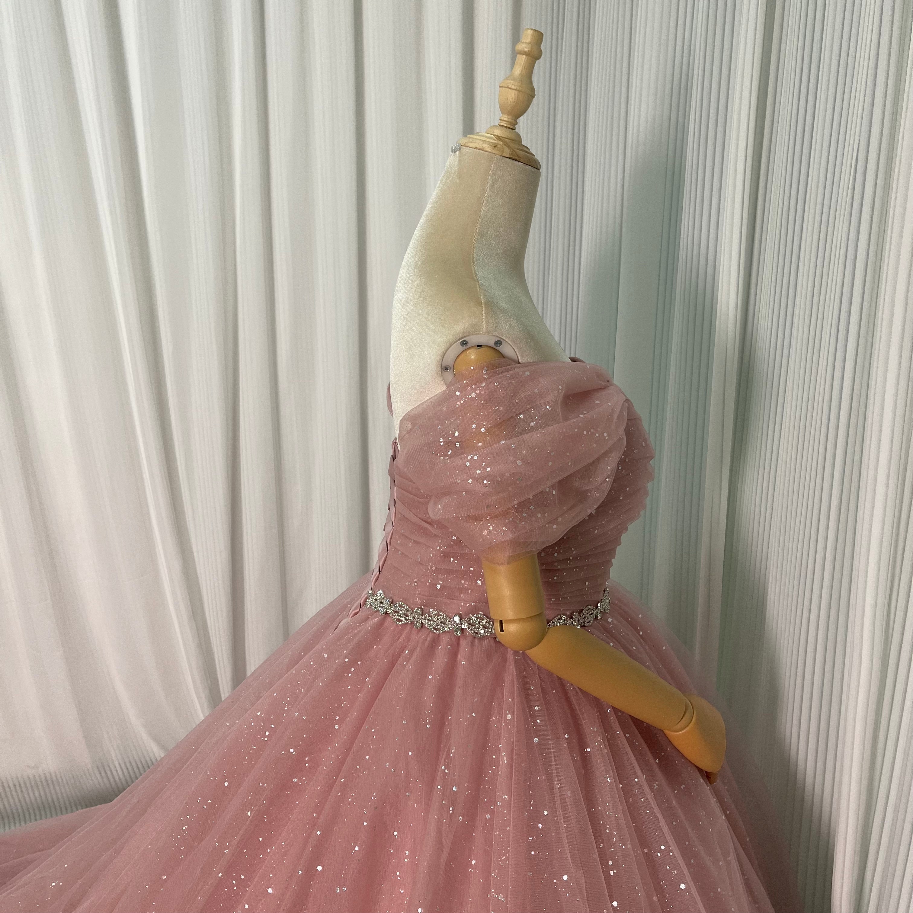 カラードレス ピンク オフショルダー ビジュードレス キラキラグリッターチュール 華やかなトレーン 編み上げ プリンセスライン55990 カラードレス ピンク オフショルダー ビジュードレス キラキラグリッターチュール 華やかなトレーン 編み上げ プリンセスライン55990