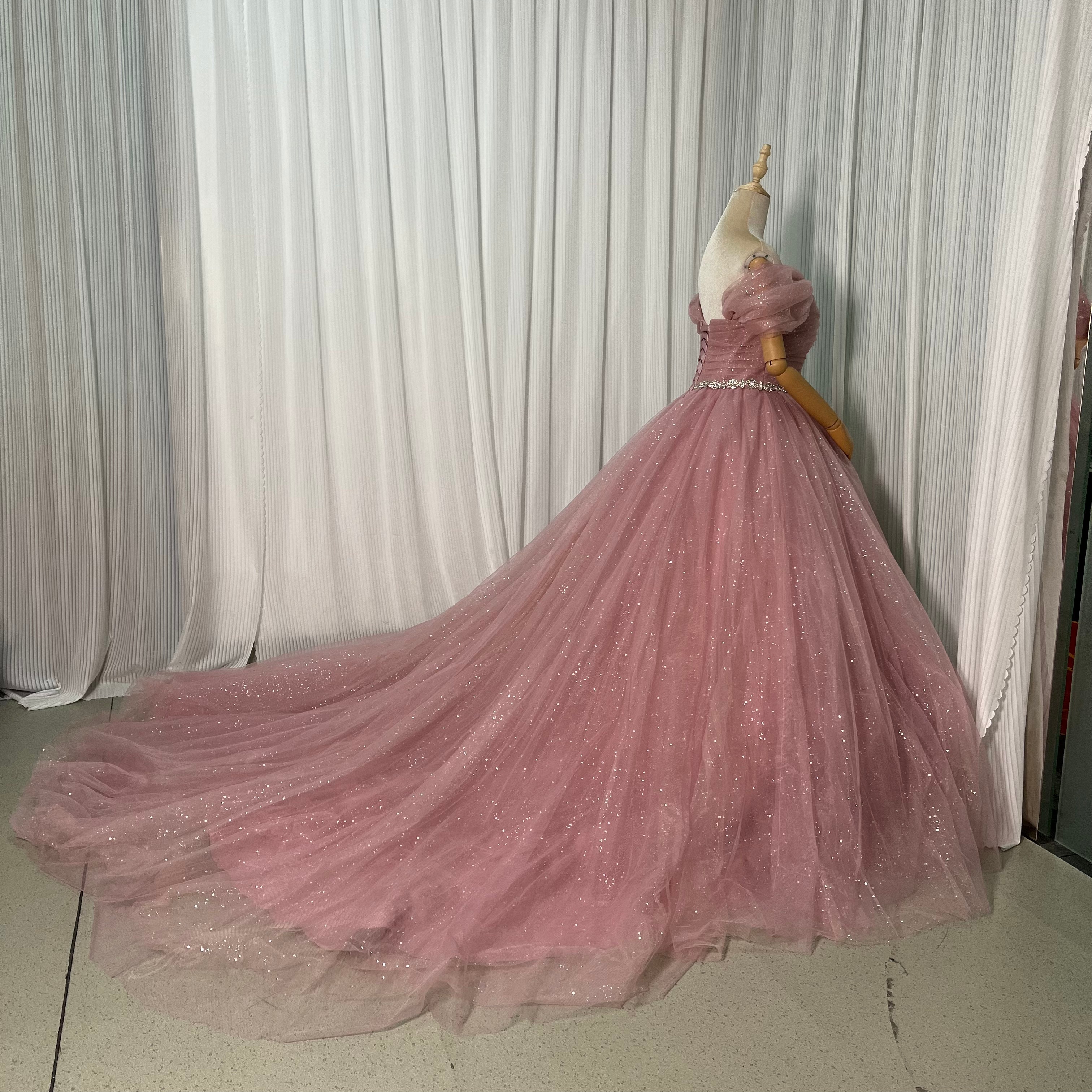 カラードレス ピンク オフショルダー ビジュードレス キラキラグリッターチュール 華やかなトレーン 編み上げ プリンセスライン55990 カラードレス ピンク オフショルダー ビジュードレス キラキラグリッターチュール 華やかなトレーン 編み上げ プリンセスライン55990