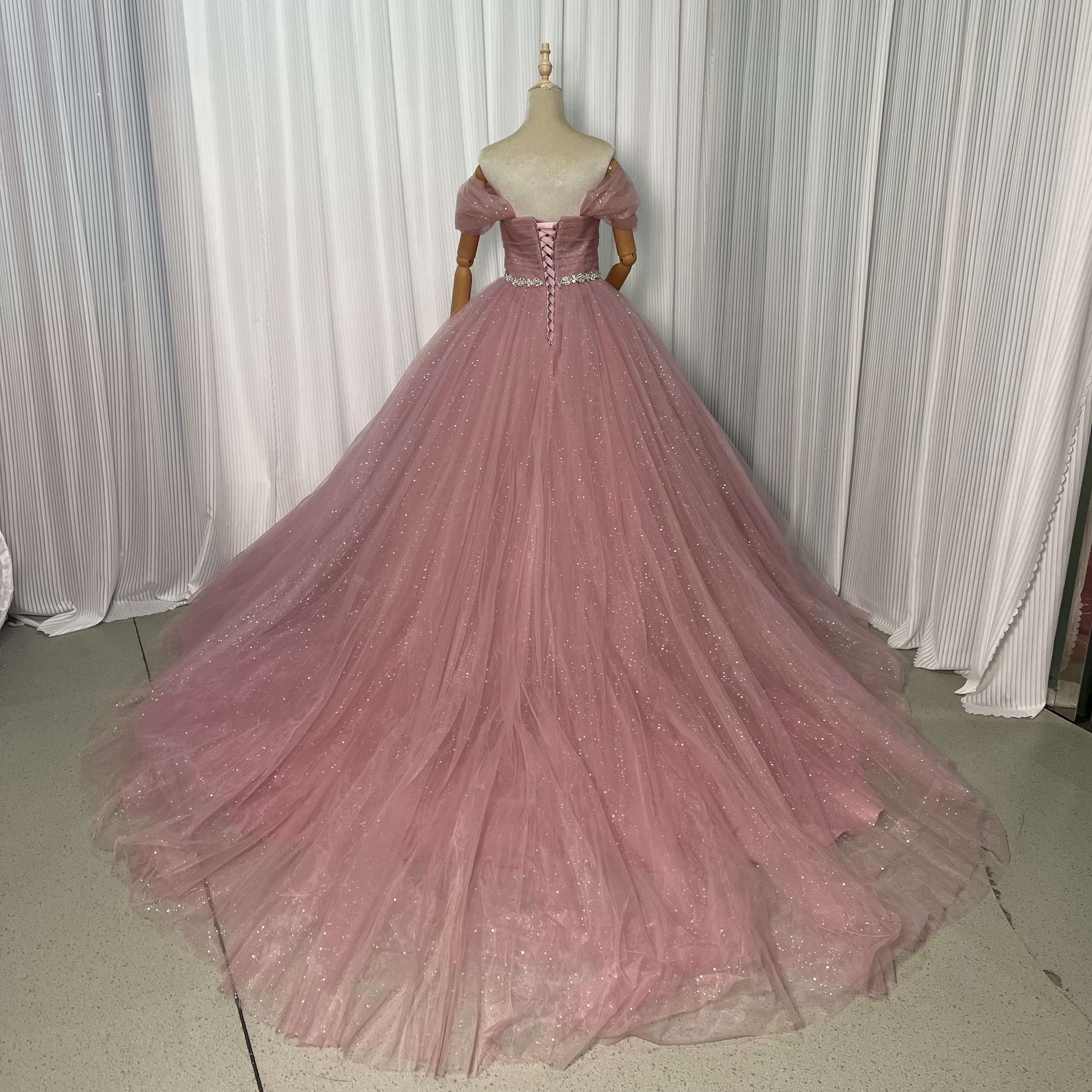 カラードレス ピンク オフショルダー ビジュードレス キラキラグリッターチュール 華やかなトレーン 編み上げ プリンセスライン55990 カラードレス ピンク オフショルダー ビジュードレス キラキラグリッターチュール 華やかなトレーン 編み上げ プリンセスライン55990