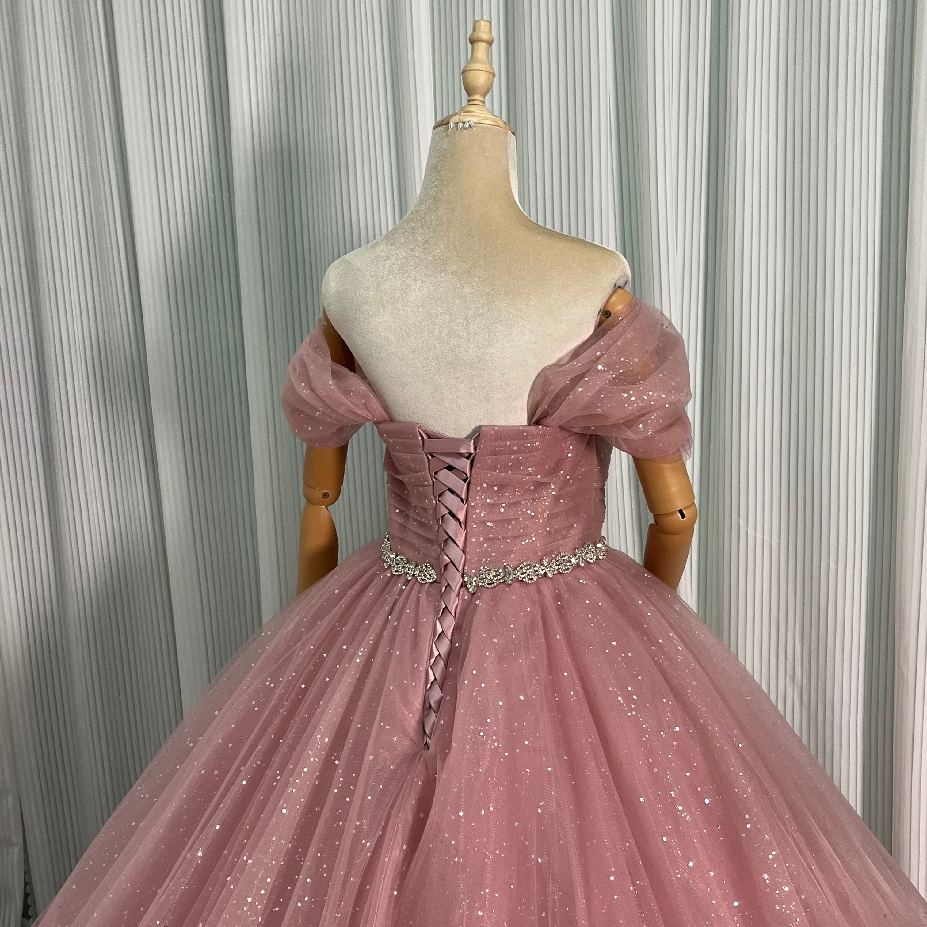 カラードレス ピンク オフショルダー ビジュードレス キラキラグリッターチュール 華やかなトレーン 編み上げ プリンセスライン55990 カラードレス ピンク オフショルダー ビジュードレス キラキラグリッターチュール 華やかなトレーン 編み上げ プリンセスライン55990