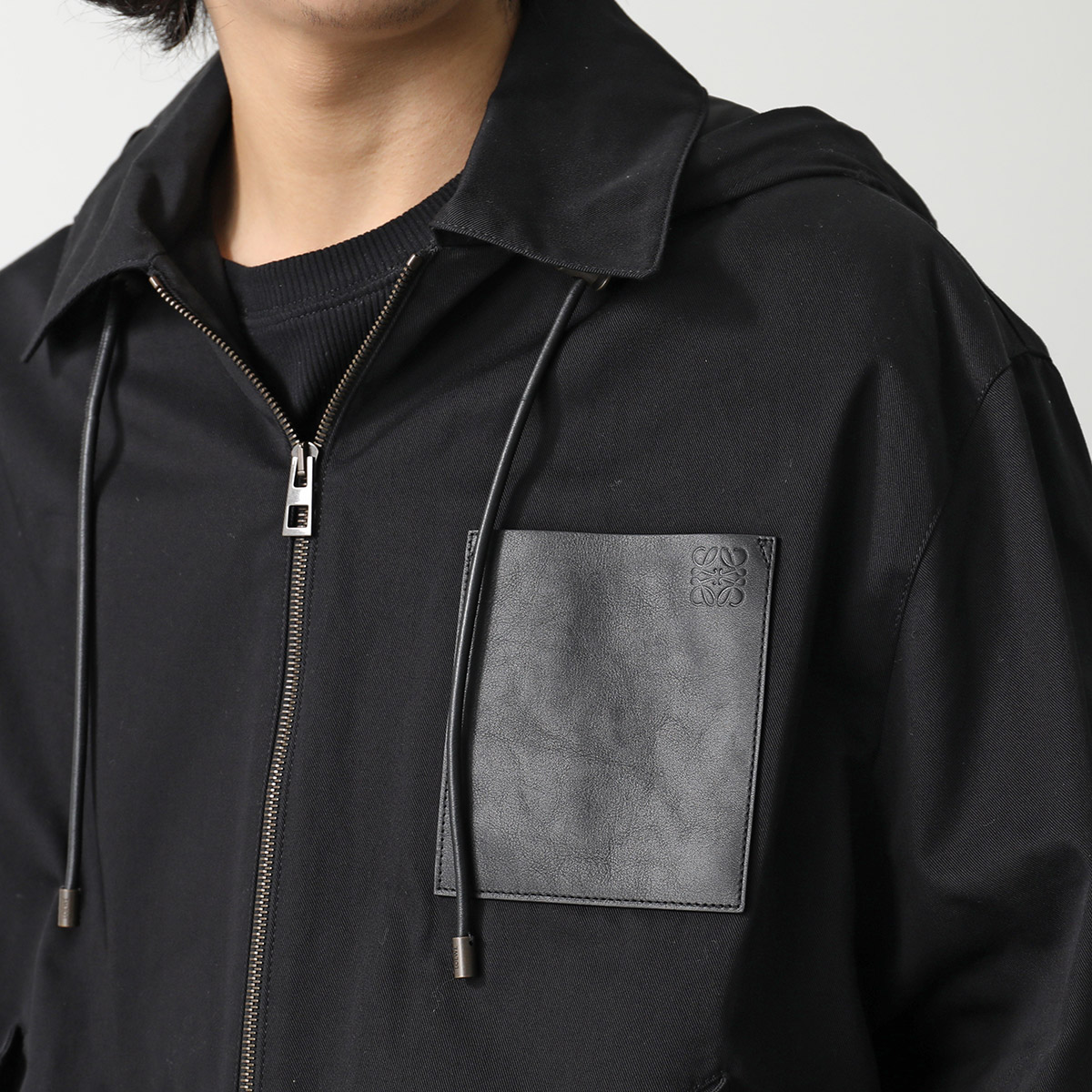LOEWE ロエベ フーデッド ジャケット H526Y02W94 メンズ ブルゾン コットン パーカー アナグラム 胸ポケット ジップアップ 1100/BLAC LOEWE ロエベ フーデッド ジャケット H526Y02W94 メンズ ブルゾン コットン パーカー アナグラム 胸ポケット ジップアップ 1100/BLAC
