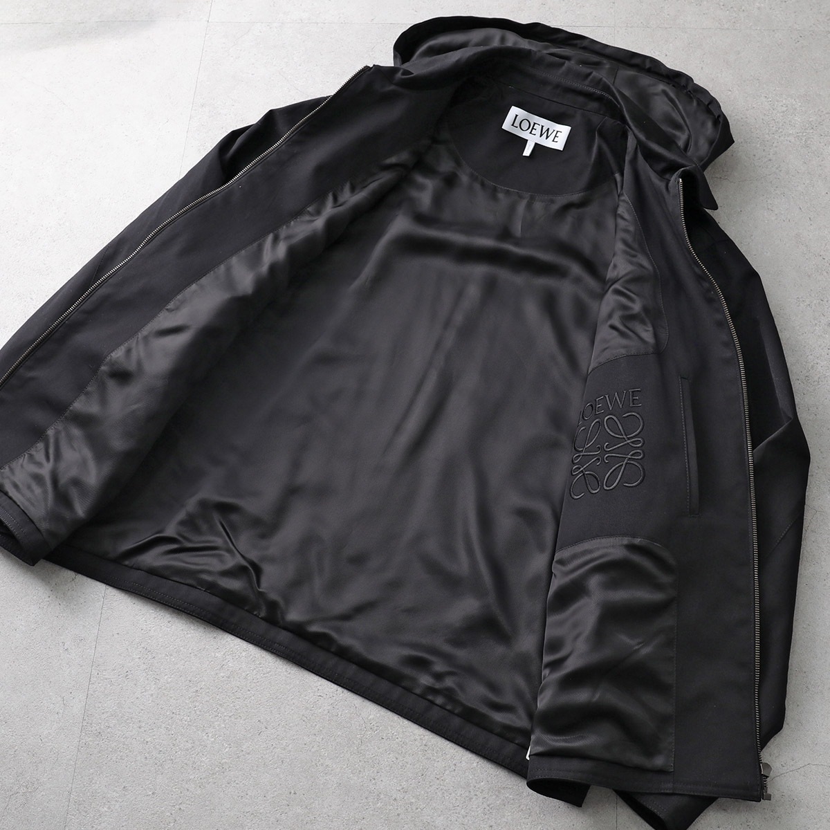 LOEWE ロエベ フーデッド ジャケット H526Y02W94 メンズ ブルゾン コットン パーカー アナグラム 胸ポケット ジップアップ 1100/BLAC LOEWE ロエベ フーデッド ジャケット H526Y02W94 メンズ ブルゾン コットン パーカー アナグラム 胸ポケット ジップアップ 1100/BLAC
