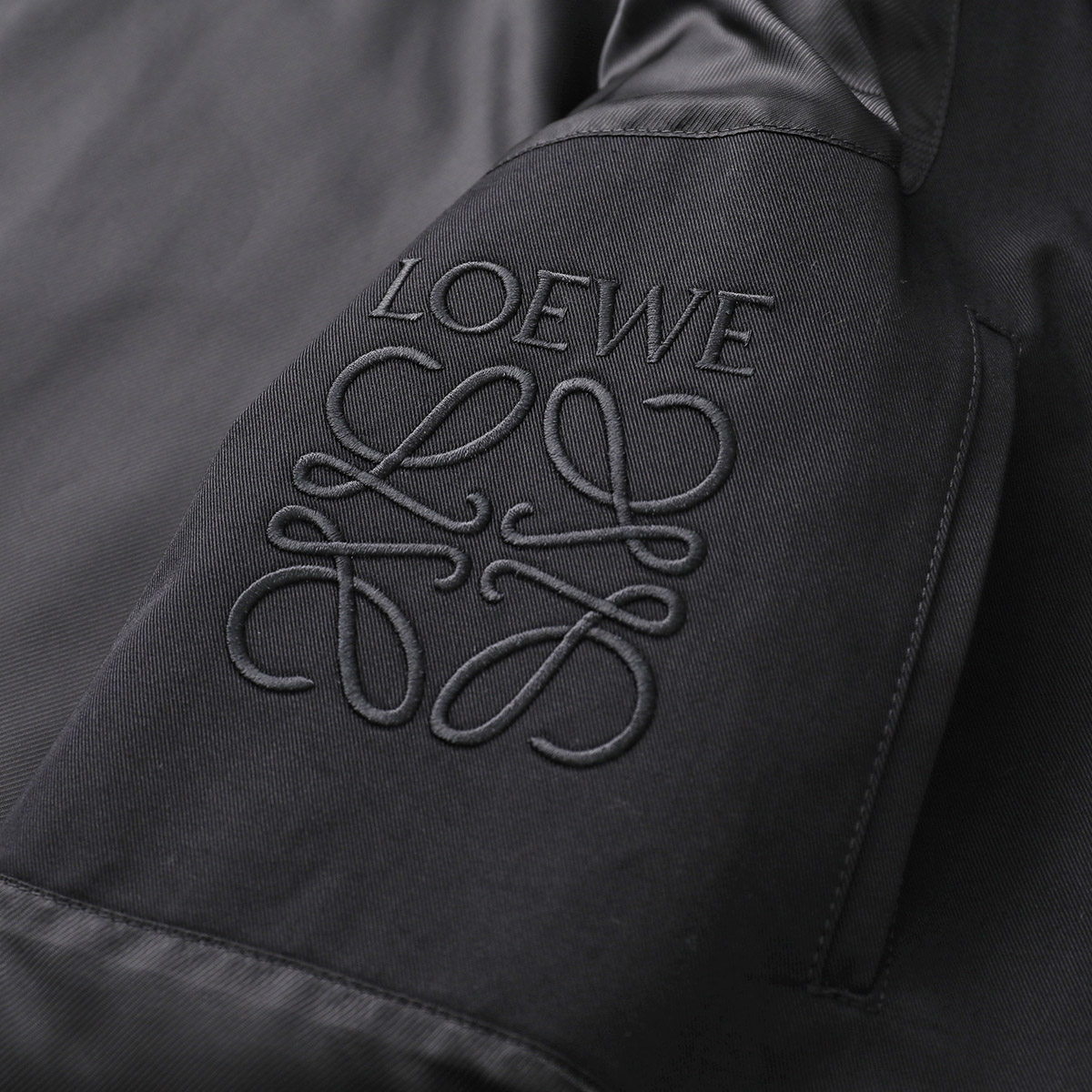 LOEWE ロエベ フーデッド ジャケット H526Y02W94 メンズ ブルゾン コットン パーカー アナグラム 胸ポケット ジップアップ 1100/BLAC LOEWE ロエベ フーデッド ジャケット H526Y02W94 メンズ ブルゾン コットン パーカー アナグラム 胸ポケット ジップアップ 1100/BLAC