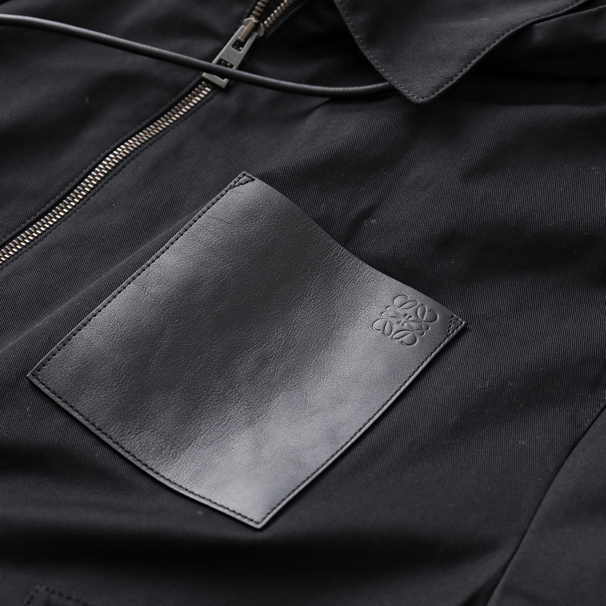 LOEWE ロエベ フーデッド ジャケット H526Y02W94 メンズ ブルゾン コットン パーカー アナグラム 胸ポケット ジップアップ 1100/BLAC LOEWE ロエベ フーデッド ジャケット H526Y02W94 メンズ ブルゾン コットン パーカー アナグラム 胸ポケット ジップアップ 1100/BLAC