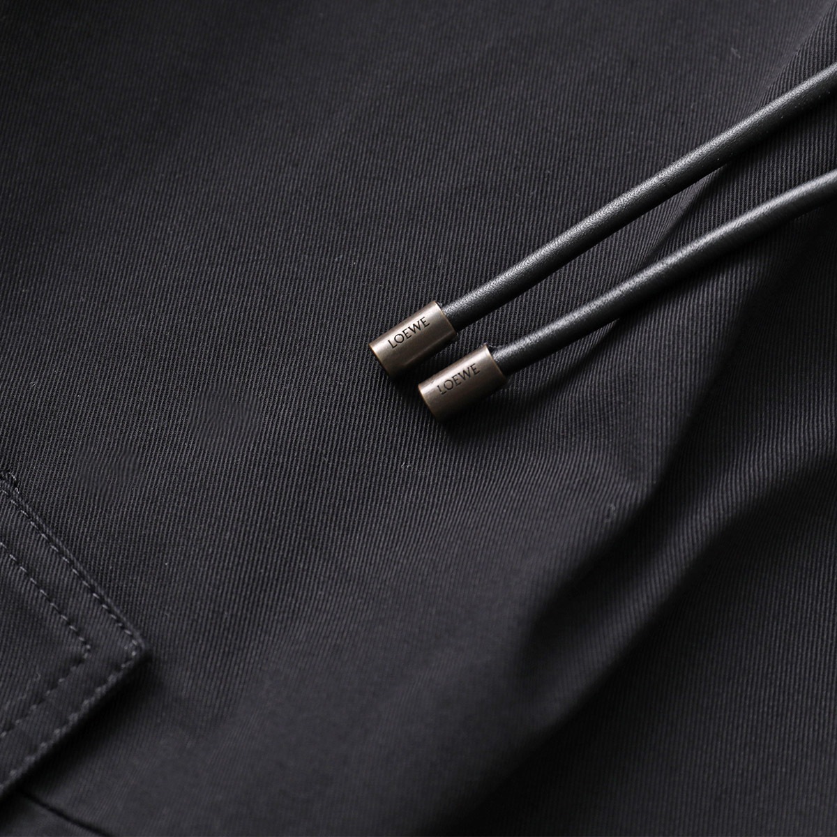 LOEWE ロエベ フーデッド ジャケット H526Y02W94 メンズ ブルゾン コットン パーカー アナグラム 胸ポケット ジップアップ 1100/BLAC LOEWE ロエベ フーデッド ジャケット H526Y02W94 メンズ ブルゾン コットン パーカー アナグラム 胸ポケット ジップアップ 1100/BLAC