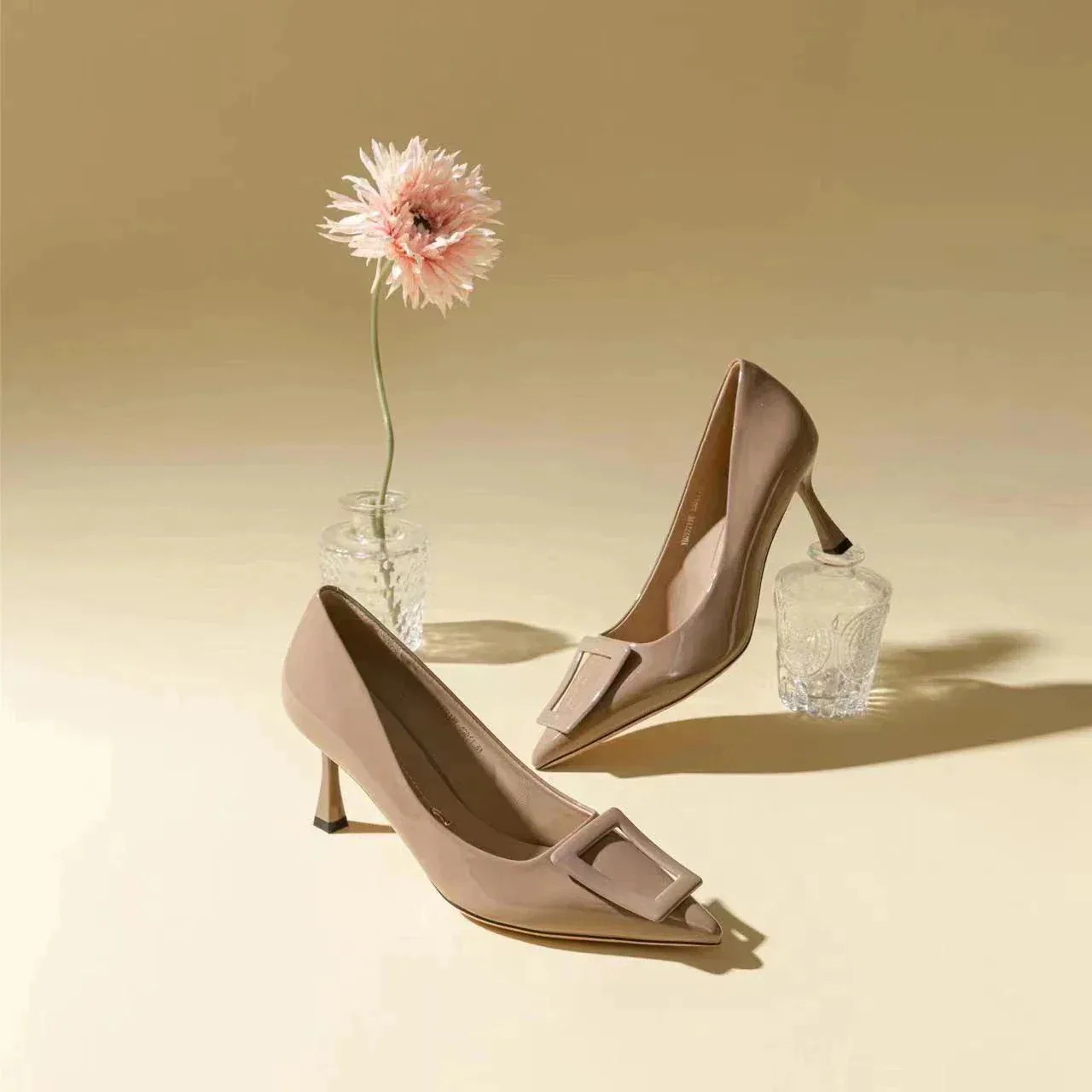 なめし皮とがった細いかかとファッション春のハイヒール気持ちがいい足を研がない夏のハイヒール気質 なめし皮とがった細いかかとファッション春のハイヒール気持ちがいい足を研がない夏のハイヒール気質