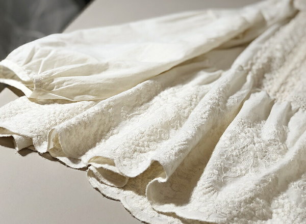 新品タグ付　NINE ホワイト長袖チュニック シルクコットン　綿　絹 レース 新品タグ付 NINE ホワイト長袖チュニック シルクコットン 綿 絹