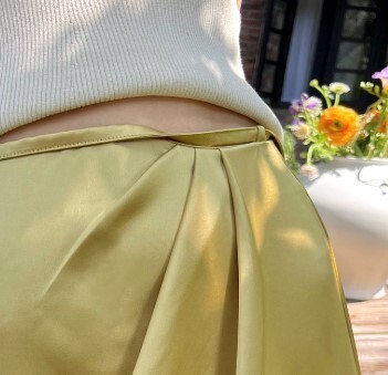 ロングスカート スカート フレンチ サテン プリーツ ドレープ スリムスカート ロング丈スカート ハイウエスト きれいめ おしゃれ ハイエンド ラグジュアリー 個性的 高級感 存在感 プリーツ レトロ