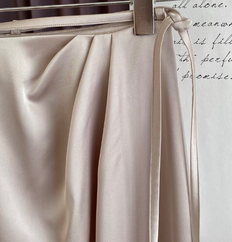 ロングスカート スカート フレンチ サテン プリーツ ドレープ スリムスカート ロング丈スカート ハイウエスト きれいめ おしゃれ ハイエンド ラグジュアリー 個性的 高級感 存在感 プリーツ レトロ