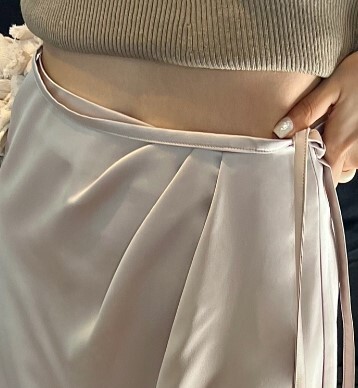 ロングスカート スカート フレンチ サテン プリーツ ドレープ スリムスカート ロング丈スカート ハイウエスト きれいめ おしゃれ ハイエンド ラグジュアリー 個性的 高級感 存在感 プリーツ レトロ