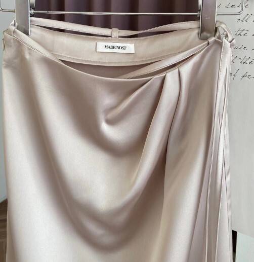 ロングスカート スカート フレンチ サテン プリーツ ドレープ スリムスカート ロング丈スカート ハイウエスト きれいめ おしゃれ ハイエンド ラグジュアリー 個性的 高級感 存在感 プリーツ レトロ