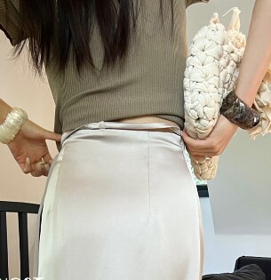 ロングスカート スカート フレンチ サテン プリーツ ドレープ スリムスカート ロング丈スカート ハイウエスト きれいめ おしゃれ ハイエンド ラグジュアリー 個性的 高級感 存在感 プリーツ レトロ