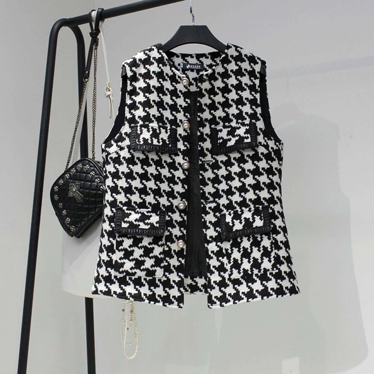 レディース 千鳥格子柄ツイードジレ ノースリーブ パールボタン バイカラー モノトーン 大人可愛い ママコーデ ママファッション 韓国系 オルチャン 人気 トレンド 新作 20代 30代 40代 きれ