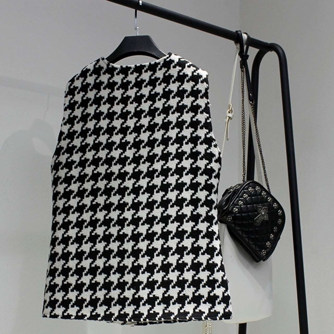 レディース 千鳥格子柄ツイードジレ ノースリーブ パールボタン バイカラー モノトーン 大人可愛い ママコーデ ママファッション 韓国系 オルチャン 人気 トレンド 新作 20代 30代 40代 きれ