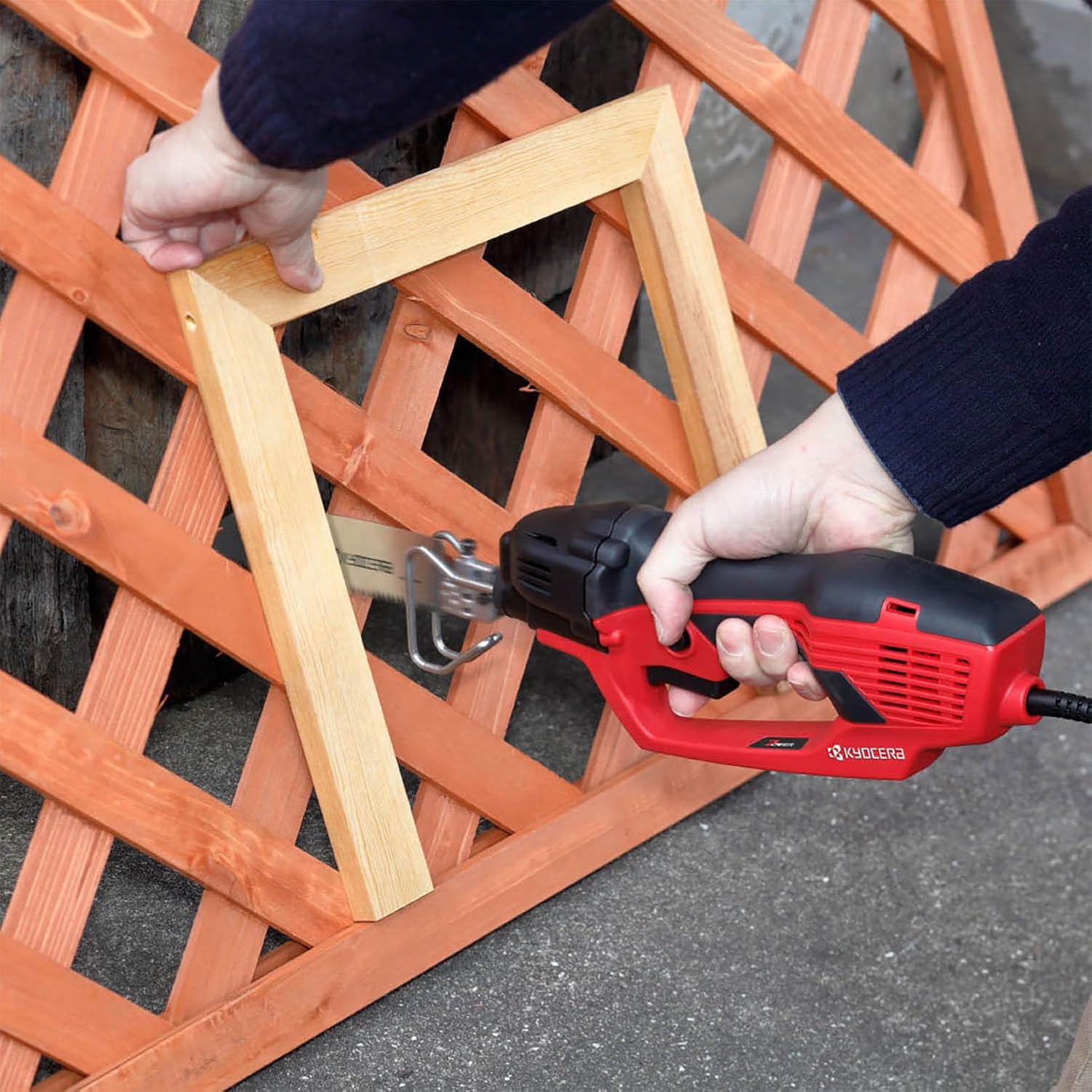 京セラ(Kyocera) 旧リョービ 電気のこぎりキット 工具なしでブレード交換可能 ASK-1010KT 618403B 【ブレードと収納ケースがセットされた庭木の剪定やDIY木工に便利な万能のこぎ 京セラ(Kyocera) 旧リョービ 電気のこぎりキット 工具なしでブレード交換可能 ASK-1010KT 618403B 【ブレードと収納ケースがセットされた庭木の剪定やDIY木工に便利な万能のこぎ