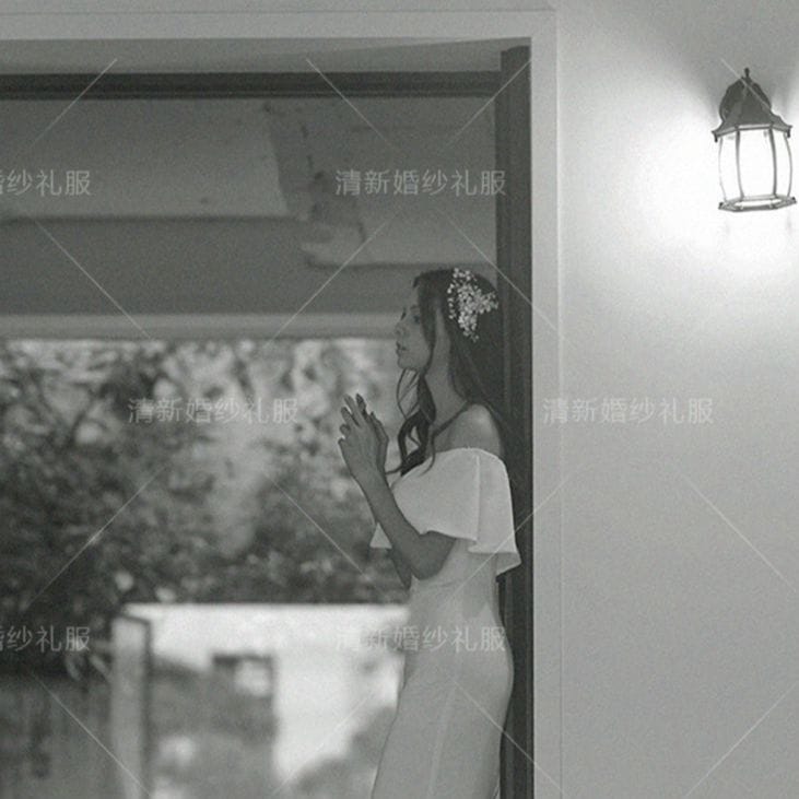 シンプルな白い肩のウェディングドレスは芝生の結婚式の旅で屋外の軽いウェディングドレスを撮る シンプルな白い肩のウェディングドレスは芝生の結婚式の旅で屋外の軽いウェディングドレスを撮る