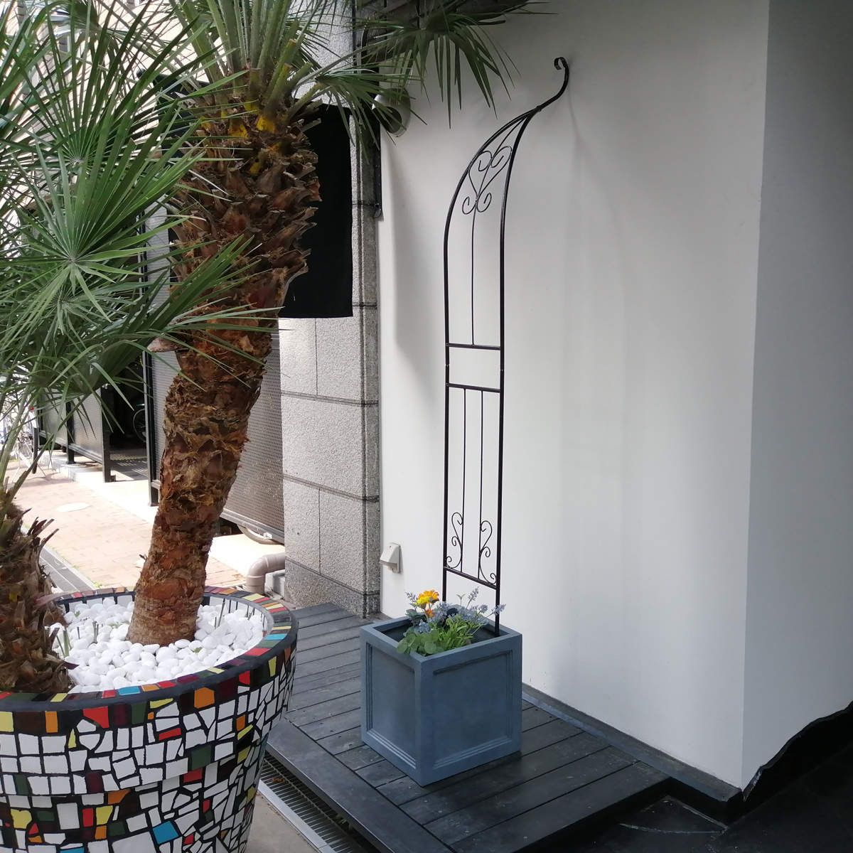 ガーデンアーチ アイアンハーフアーチ ダブル アーチ ハーフ 鉄製アーチ おしゃれ ローズアーチ バルコニーアーチ ガーデニング 目隠し 庭 簡易 アイアン製 薔薇アーチ つるバラ 花立て