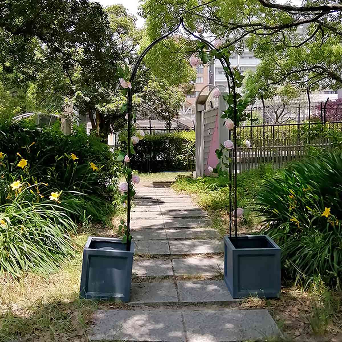 ガーデンアーチ アイアンハーフアーチ ダブル アーチ ハーフ 鉄製アーチ おしゃれ ローズアーチ バルコニーアーチ ガーデニング 目隠し 庭 簡易 アイアン製 薔薇アーチ つるバラ 花立て