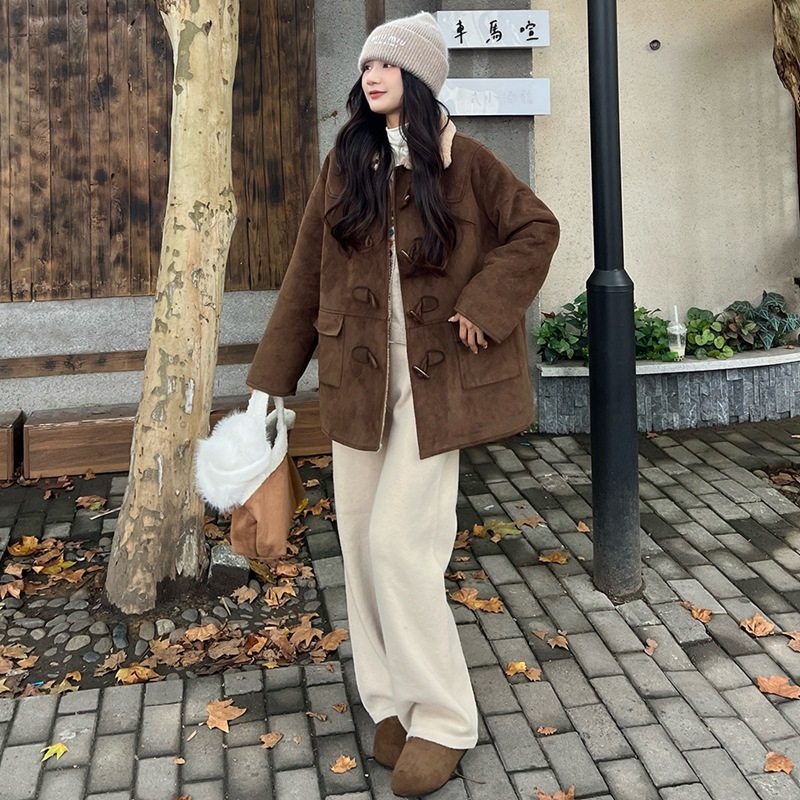 レトロカレッジスタイル牛角バックルファーコート2024新しいファッショナブルな小さなラムウールコットンジャケット