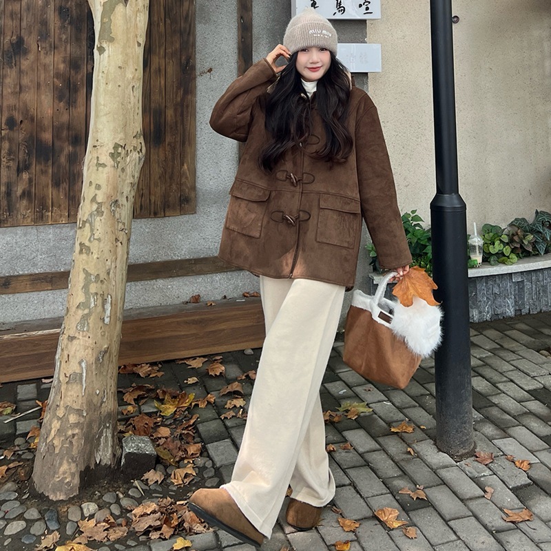 レトロカレッジスタイル牛角バックルファーコート2024新しいファッショナブルな小さなラムウールコットンジャケット