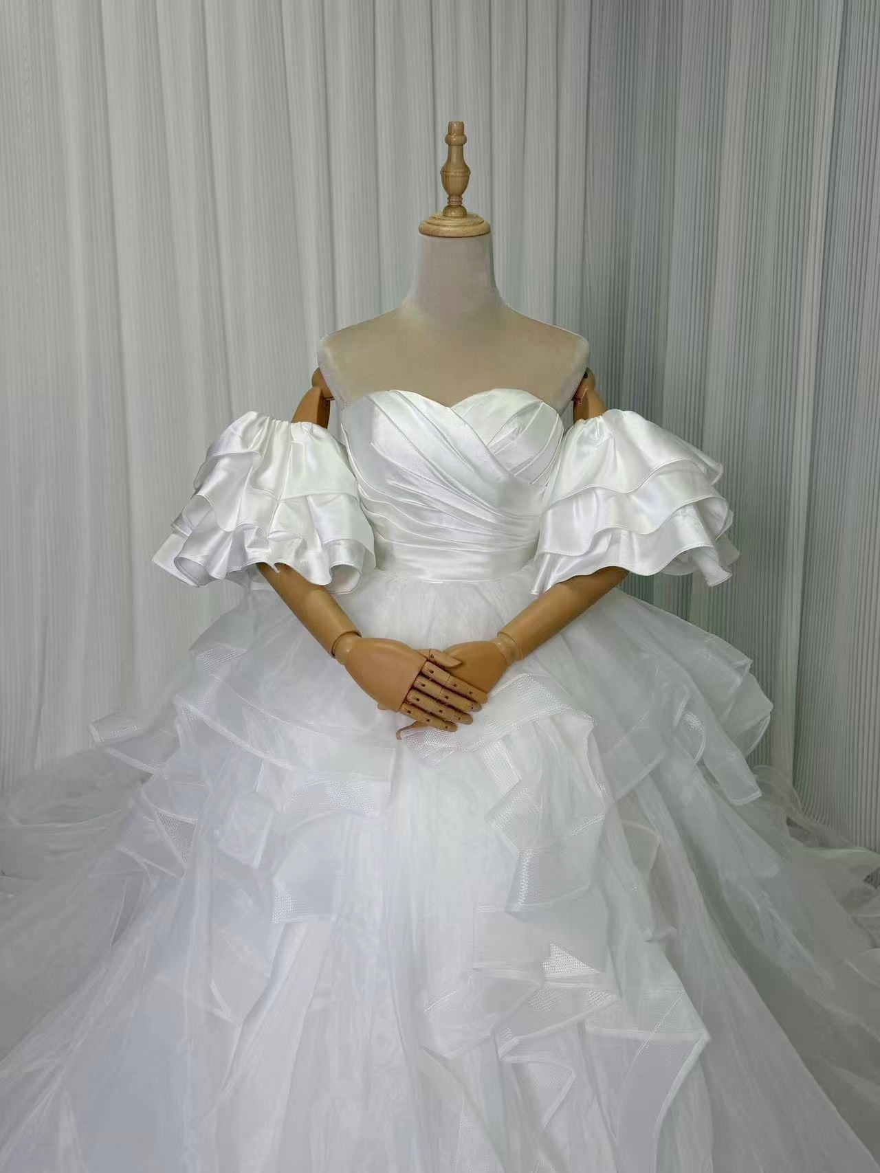 豪華!ウエディングドレス ベアトップ フリル袖 ラッフルフリル ボリュームドレス 編み上げ 華やかなトレーン 結婚式 豪華!ウエディングドレス ベアトップ フリル袖 ラッフルフリル ボリュームドレス 編み上げ 華やかなトレーン 結婚式