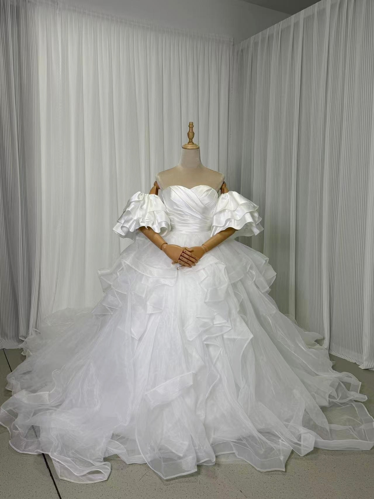 豪華!ウエディングドレス ベアトップ フリル袖 ラッフルフリル ボリュームドレス 編み上げ 華やかなトレーン 結婚式 豪華!ウエディングドレス ベアトップ フリル袖 ラッフルフリル ボリュームドレス 編み上げ 華やかなトレーン 結婚式
