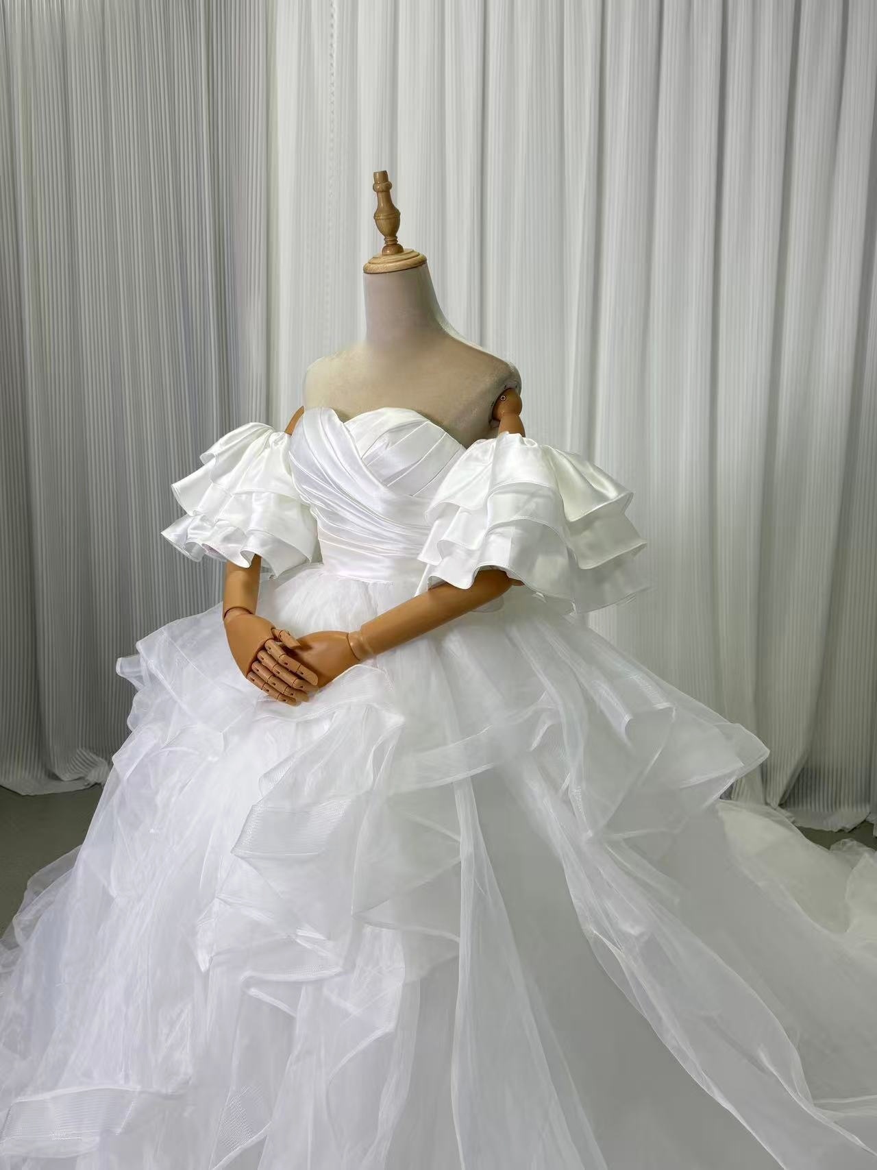 豪華!ウエディングドレス ベアトップ フリル袖 ラッフルフリル ボリュームドレス 編み上げ 華やかなトレーン 結婚式 豪華!ウエディングドレス ベアトップ フリル袖 ラッフルフリル ボリュームドレス 編み上げ 華やかなトレーン 結婚式