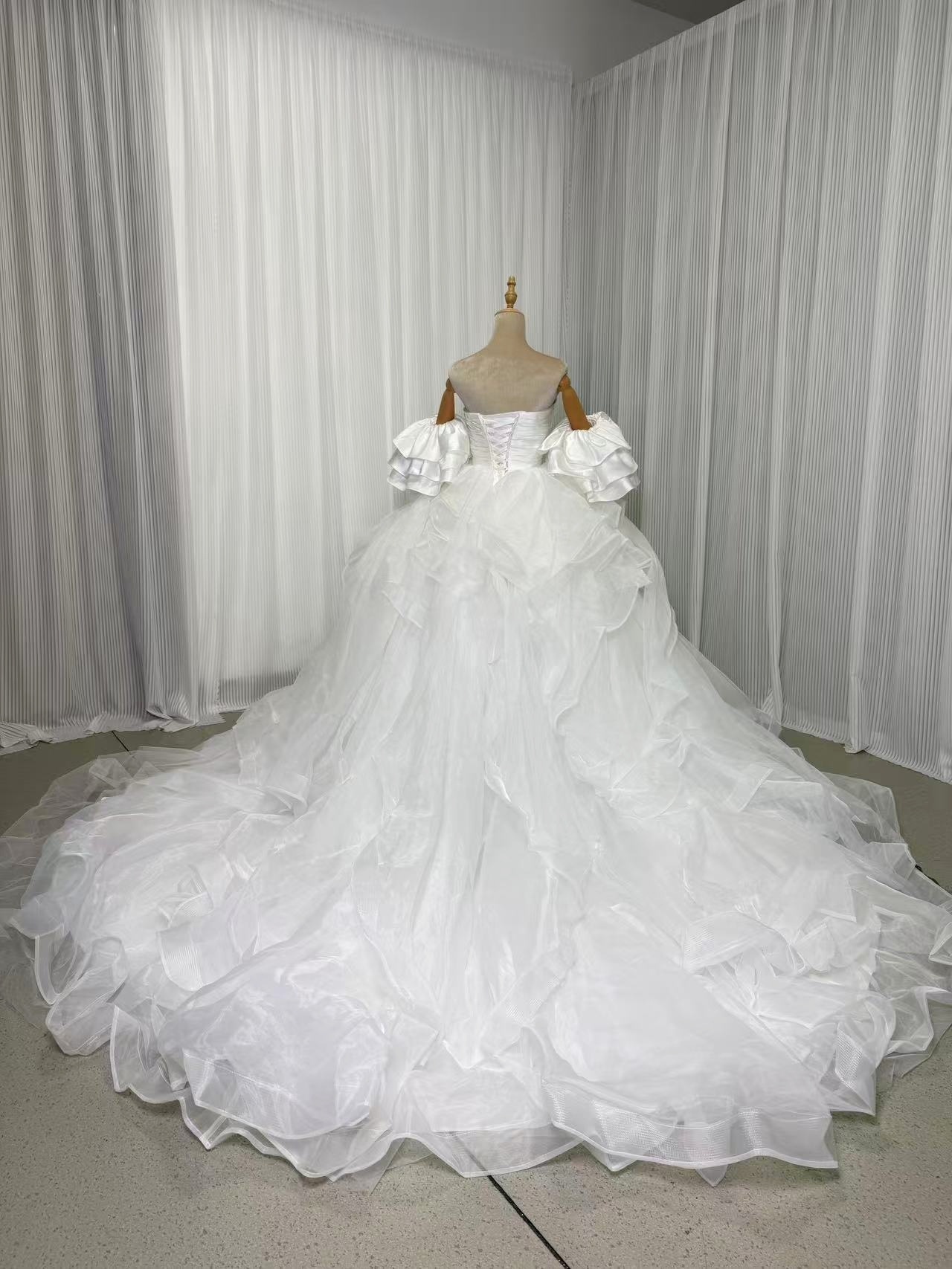 豪華!ウエディングドレス ベアトップ フリル袖 ラッフルフリル ボリュームドレス 編み上げ 華やかなトレーン 結婚式 豪華!ウエディングドレス ベアトップ フリル袖 ラッフルフリル ボリュームドレス 編み上げ 華やかなトレーン 結婚式