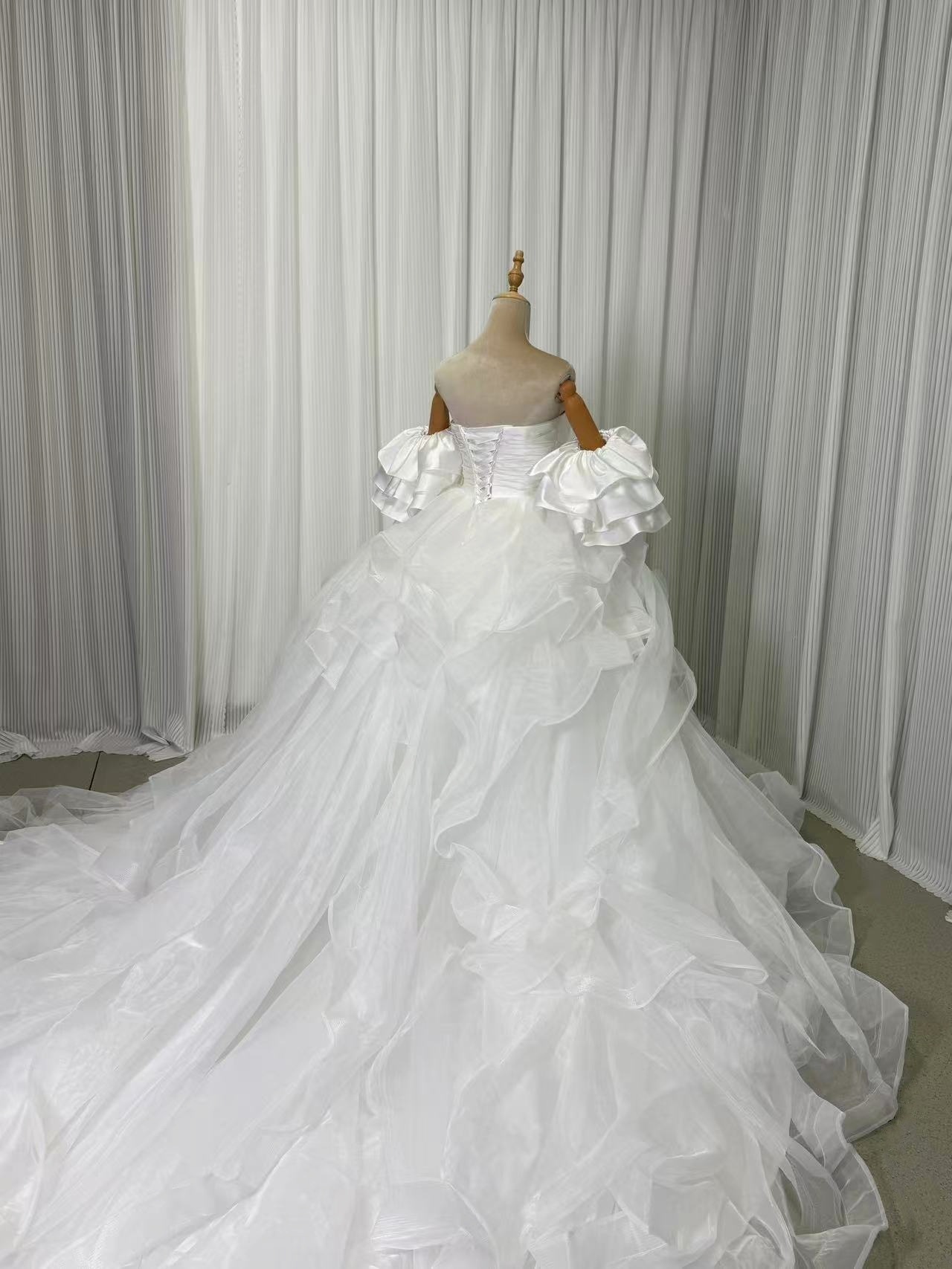 豪華!ウエディングドレス ベアトップ フリル袖 ラッフルフリル ボリュームドレス 編み上げ 華やかなトレーン 結婚式 豪華!ウエディングドレス ベアトップ フリル袖 ラッフルフリル ボリュームドレス 編み上げ 華やかなトレーン 結婚式