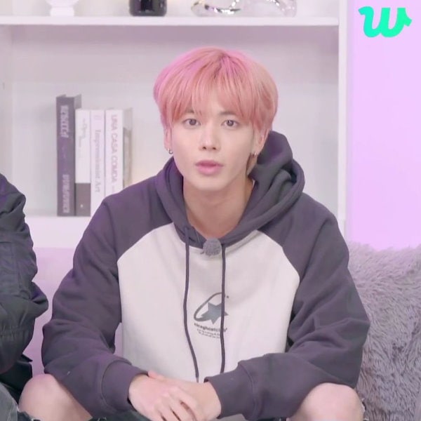 【商品画像計6枚】デヒョン グッズまとめ売り 楽天市場】【おまけ付き】NewJeansグッズ Billboard Music Awards-ver